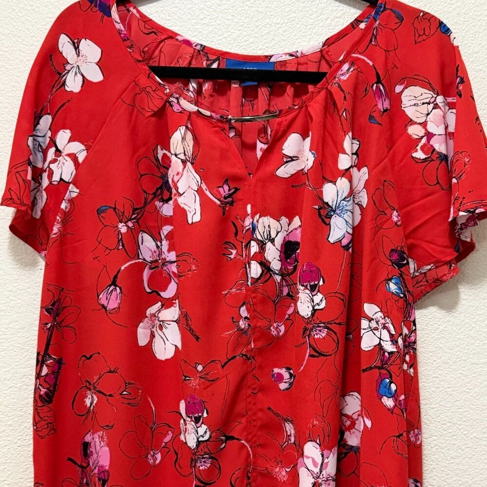 Apt 9 red floral blouse, flutter sleeves, silver bar accent, rounded hem, XXL